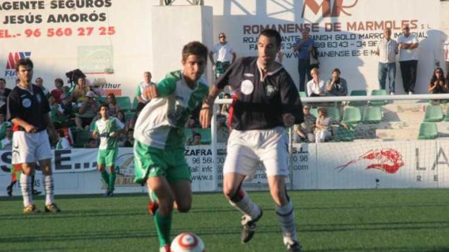 Un jugador del Novelda controla el balón, ayer.