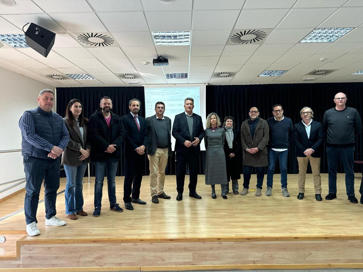 El conseller Mus con alcaldes de los municipios del nuevo servicio metropolitano