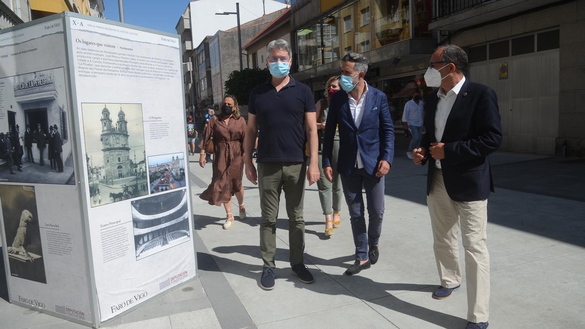 Un momento de la visita inaugural a la exposición de la calle Castelao (O Grove).