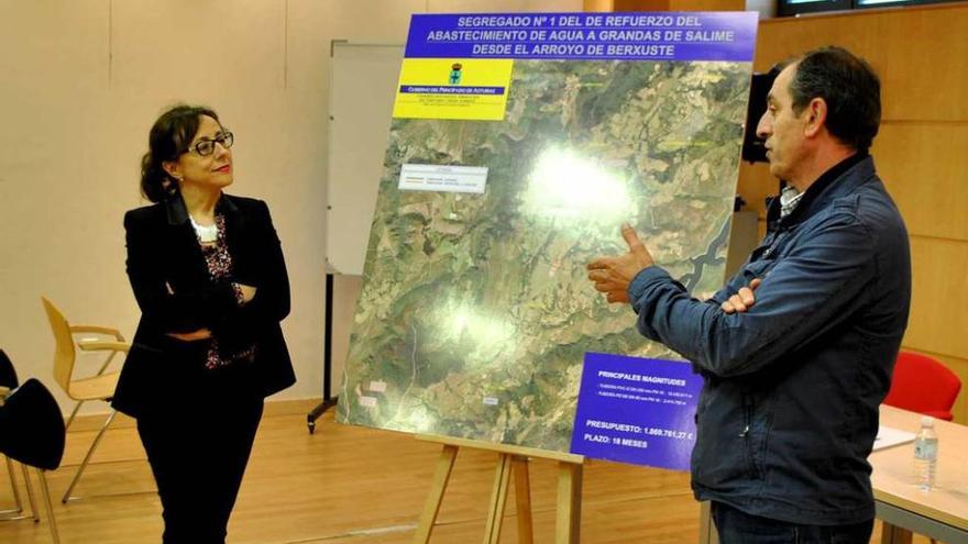 La consejera Belén Fernández y el alcalde de Grandas, Eustaquio Revilla, en la presentación del proyecto, en mayo.