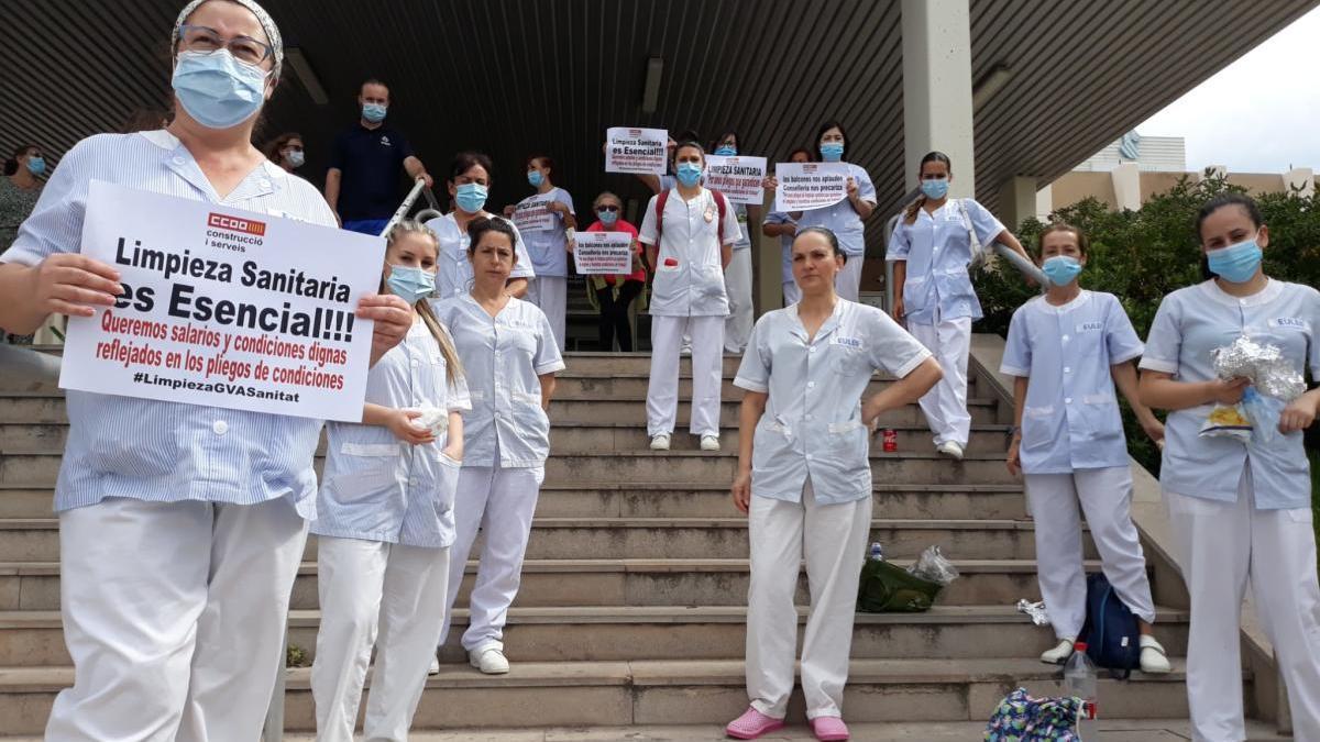 Protesta de la plantilla de limpieza ante el Hospital de Sagunt