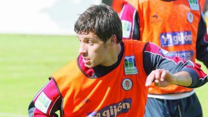 Roberto Canella controla un balón durante un entrenamiento.