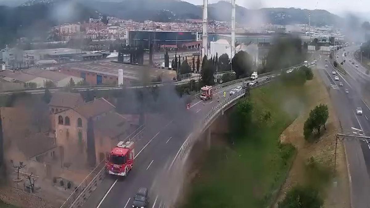 Cortado un carril de la AP-7 en Papiol por el incendio de un turismo