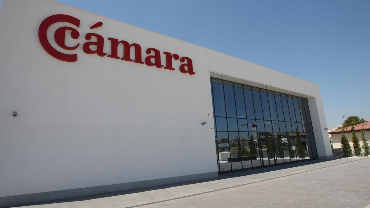 Fachada de uno de los centros de formación de Cámara Valencia
