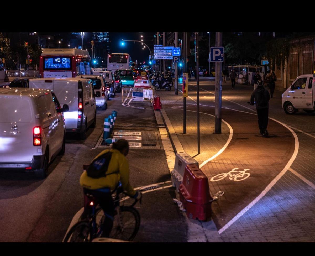 Desvío sobre la acera del carril bici de la Gran Via de Barcelona, de noche