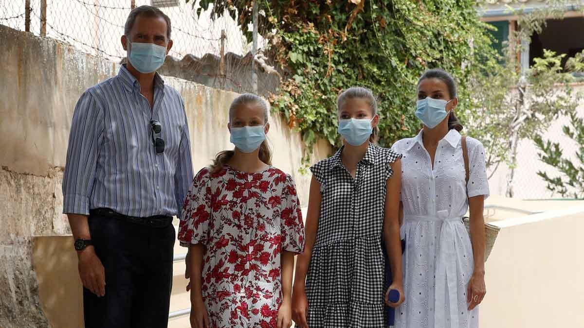 Los Reyes y sus hijas visitan el proyecto socioeducativo de Naüm en Palma.