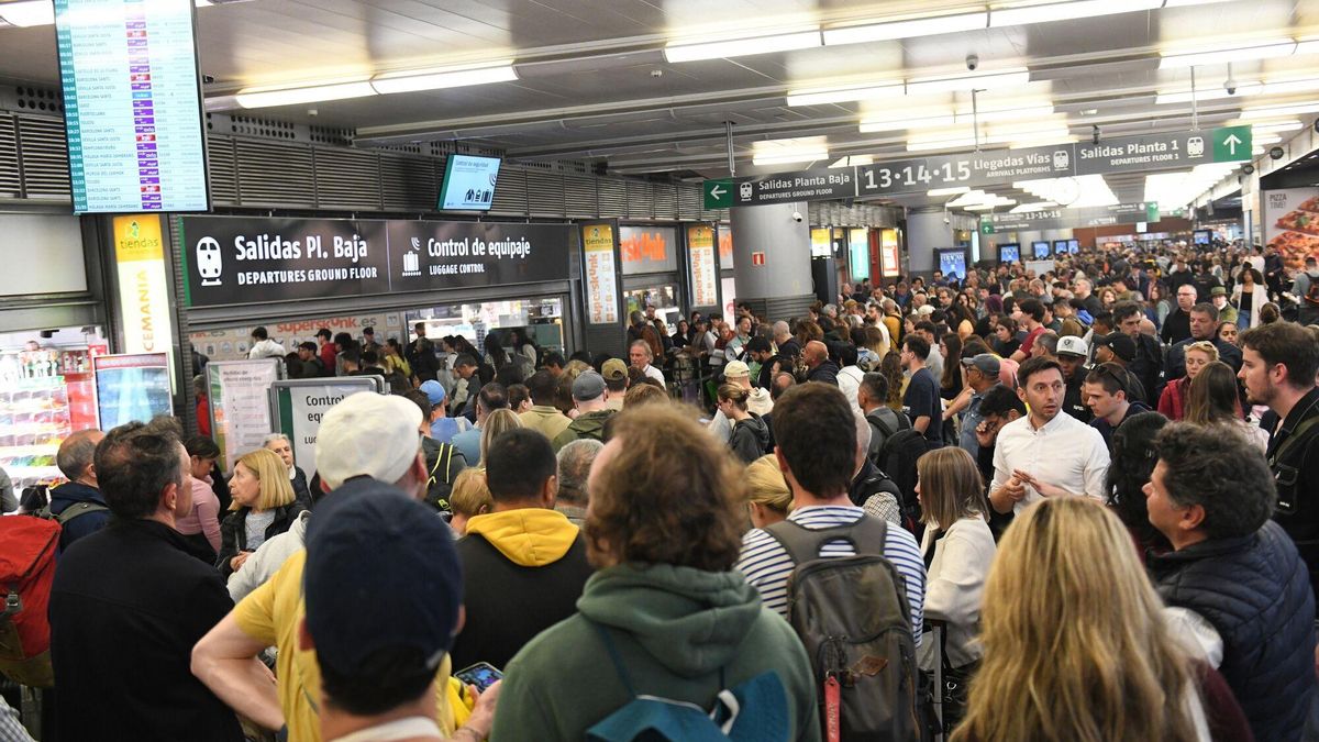 Decenas de personas esperan en la estación de Atocha-Almudena Grandes.
