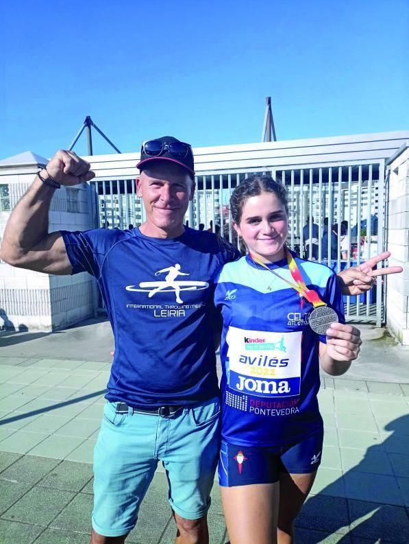 Mar Simón con su padre, tras el Nacional de Avilés.