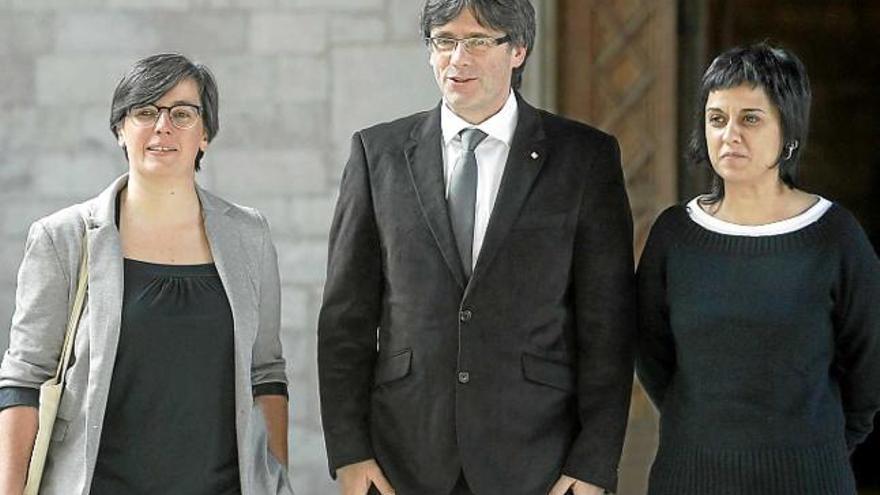 Carles Puigdemont amb Mireia Boya i Anna Gabriel, de la CUP