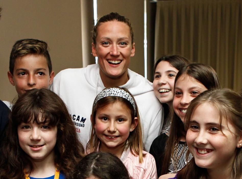 Mireia Belmonte visita el Club de Natación Santa Olaya