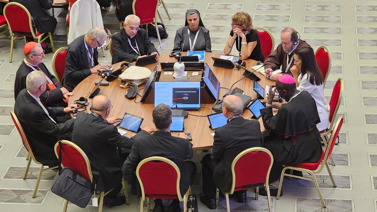 Una de las mesas de trabajo del Sínodo sinodial, en el Vaticano