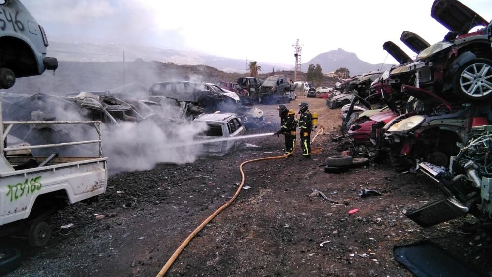 Aparatoso incendio en un desguace de Arona