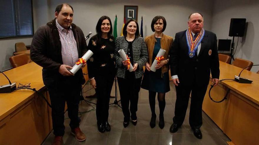 Por la izquierda, Iván Villar, Yasmina Triguero, Oliva Poli González, Herminia Nuevo Rodríguez y Carlos Guardado, ayer, en el salón de plenos del Ayuntamiento de Castrillón.