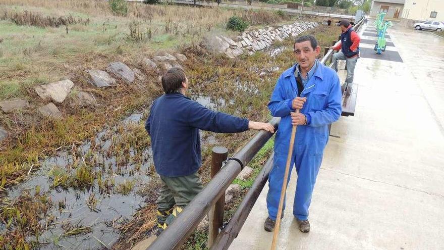 Operarios contratados por el Ayuntamiento de Santibáñez de Vidriales para limpieza en &quot;El Vaguillo&quot;.