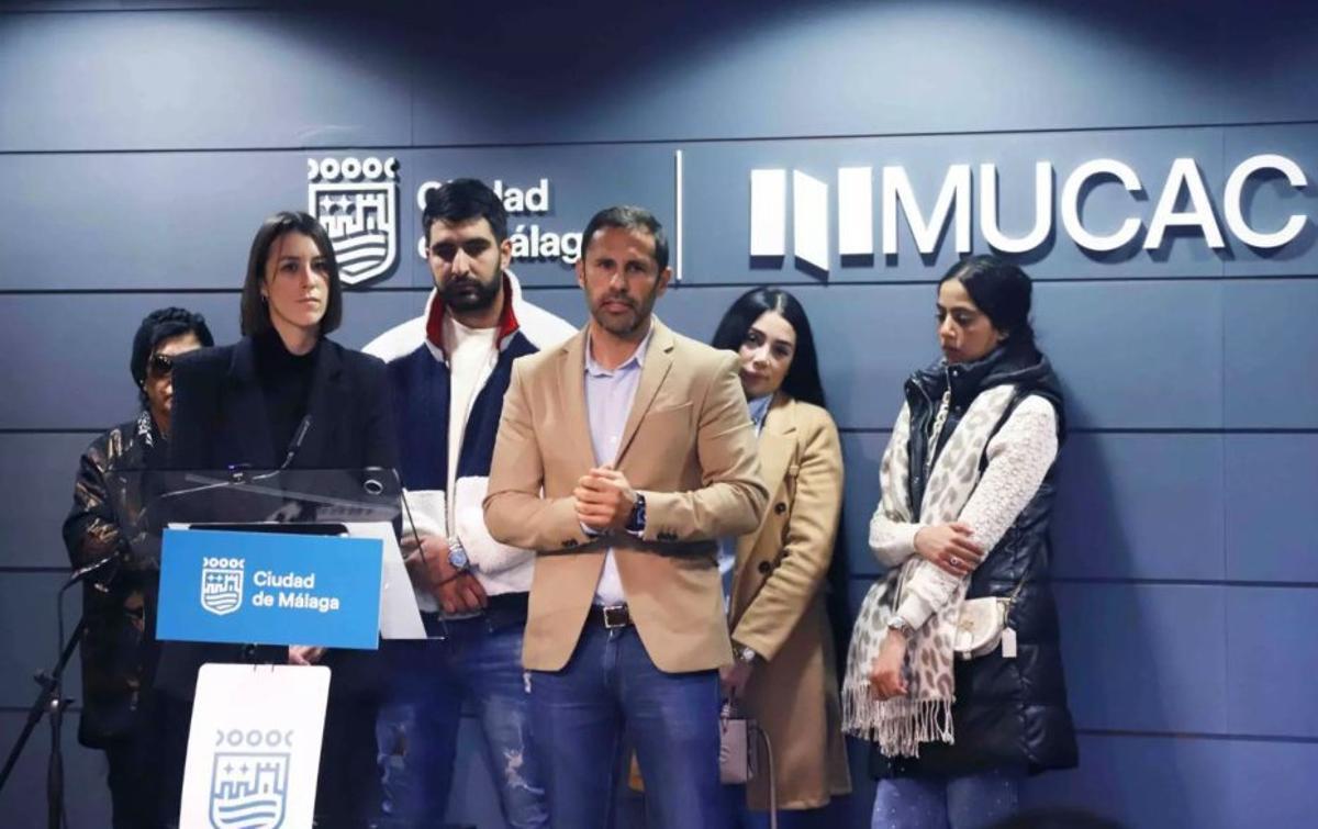 Tejada, en el centro de la imagen, representa a la familia del fallecido.