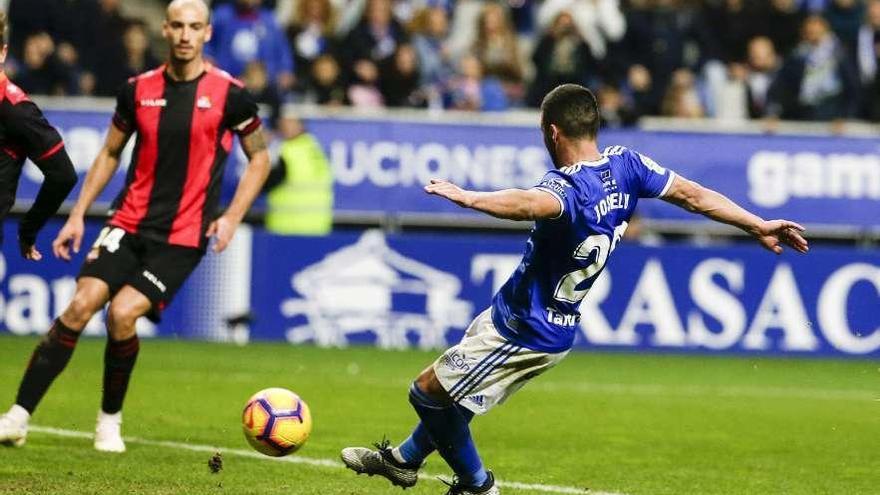 Joselu, en el lanzamiento de penalti el domingo ante el Reus.