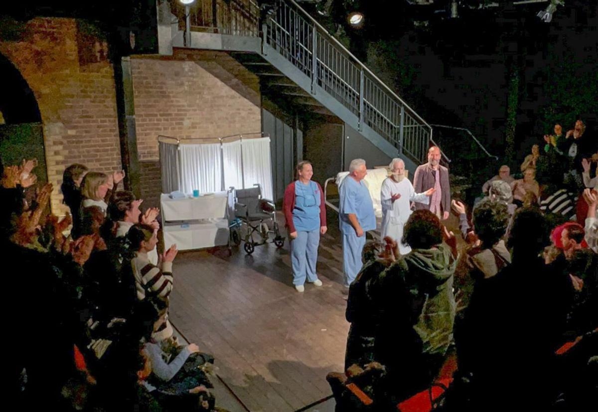 Aplausos del público tras el cierre de la obra. | INFORMACIÓN