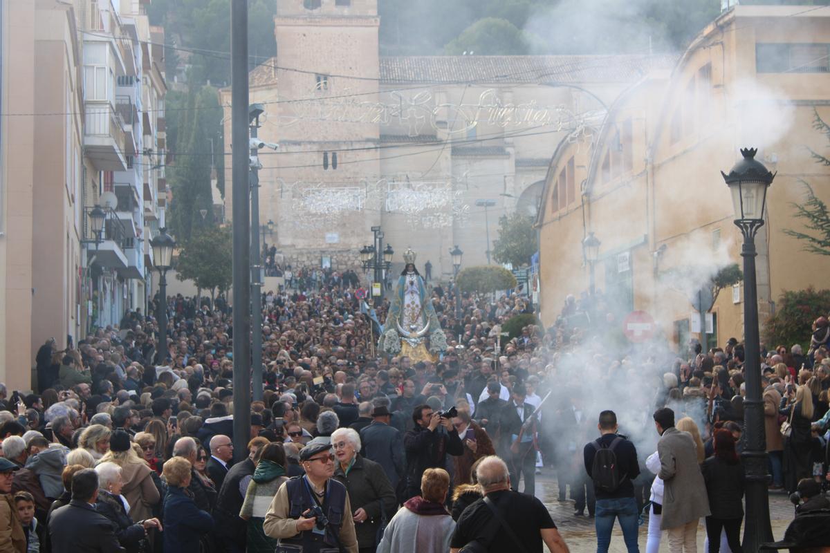 La Purísima fue acompañada por centenares de personas y el estruendo de los arcabuces en ‘la bajada’.