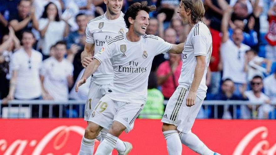 Modric festeja su gol con Odriozola ante la mirada de Bale. // A. Perez Meca