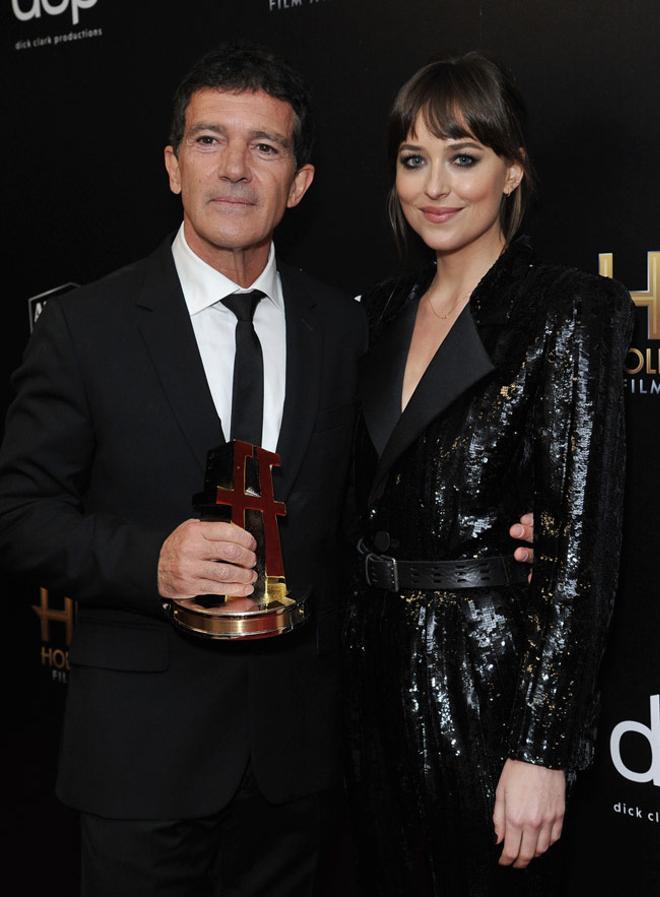 Antonio Banderas y Dakota Johnson en los Hollywood Film Awards