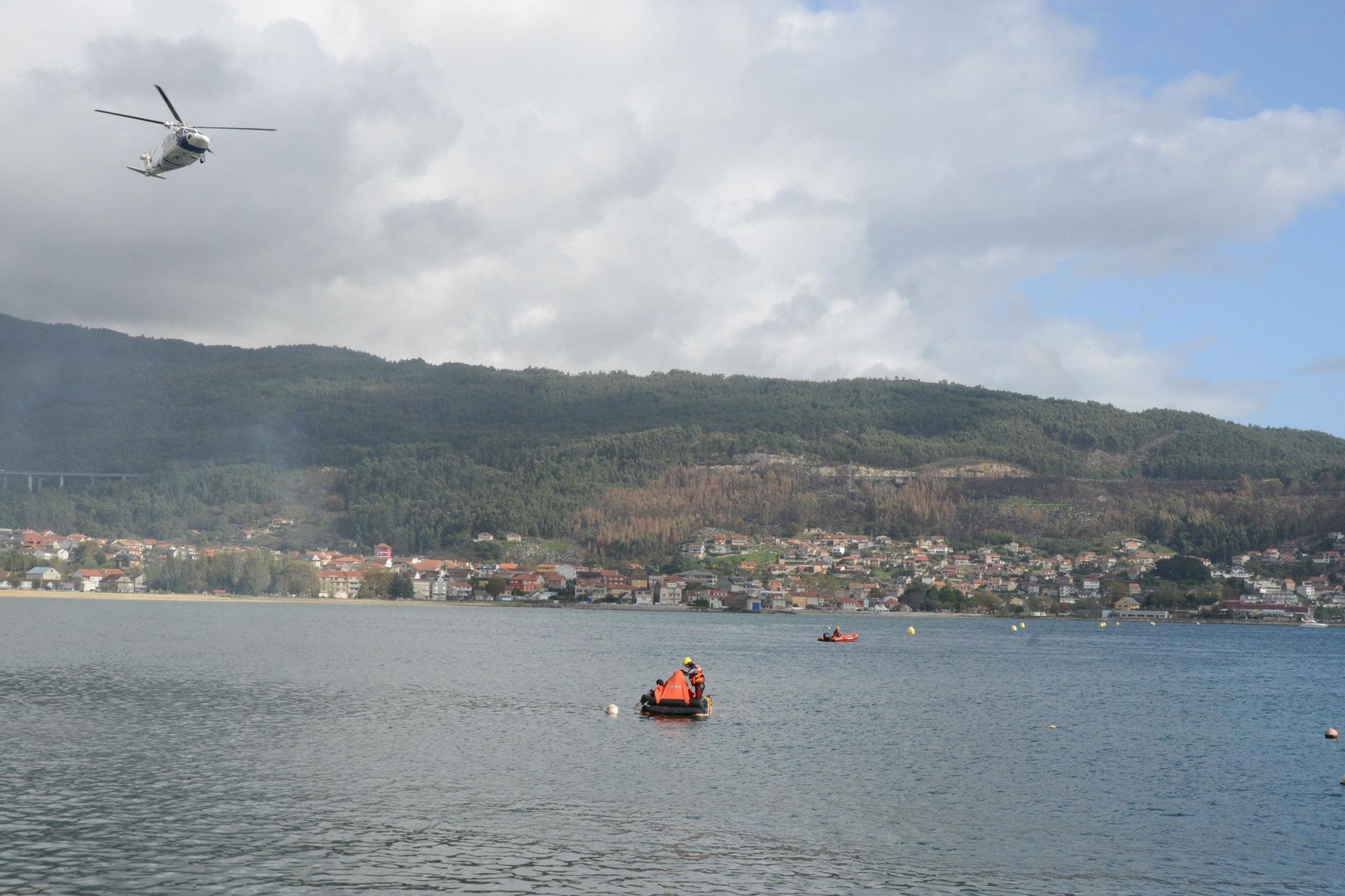 Escenas del simulacro de rescate frente a Moaña.