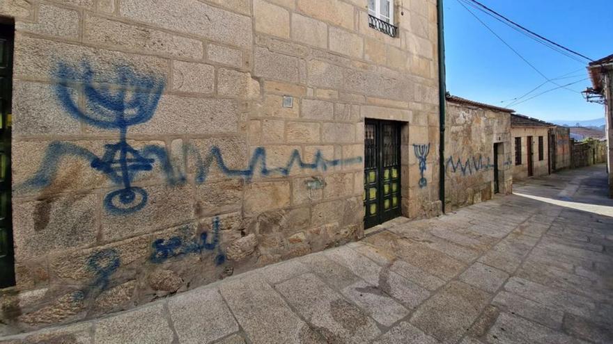 Pintadas en las paredes del conjunto histórico de Tui.   | // D.P.