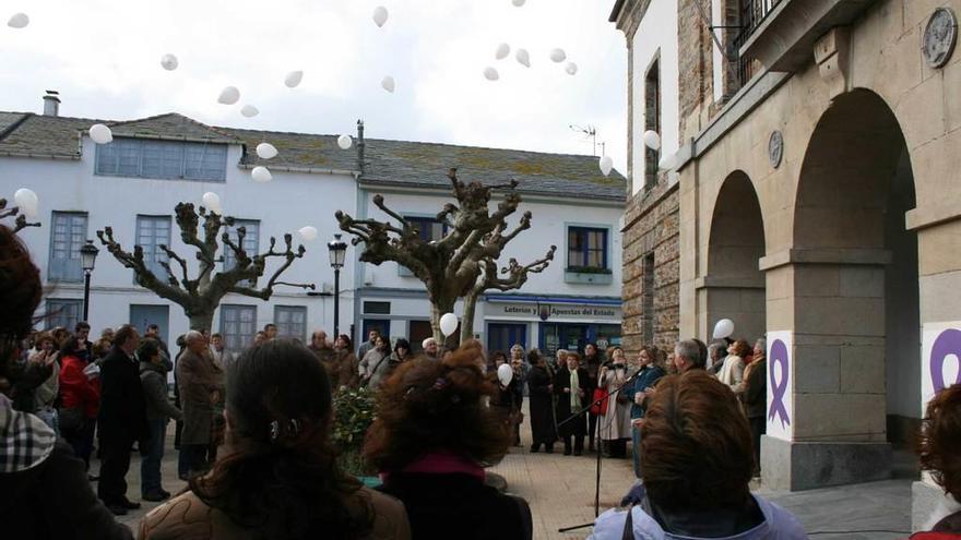 Imagen de archivo de una suelta de globos contra la violencia machista en la plaza del Ayuntamiento de Tapia.