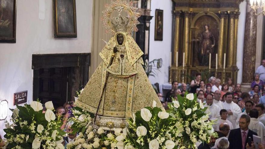 La ofrenda floral a la Virgen aspira a ser de interés turístico regional