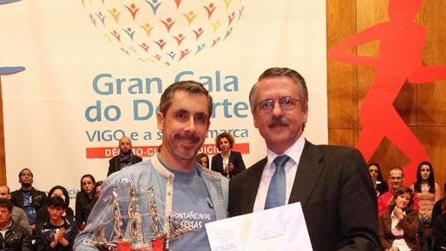 Isidoro Nicieza, director general de FARO, entregó el premio al mejor deportista masculino a Sechu López.