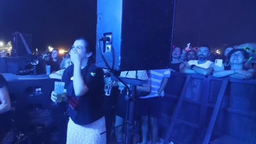 La cantante Amaia disfruta del concierto de Ojete Calor en el Spring Festival