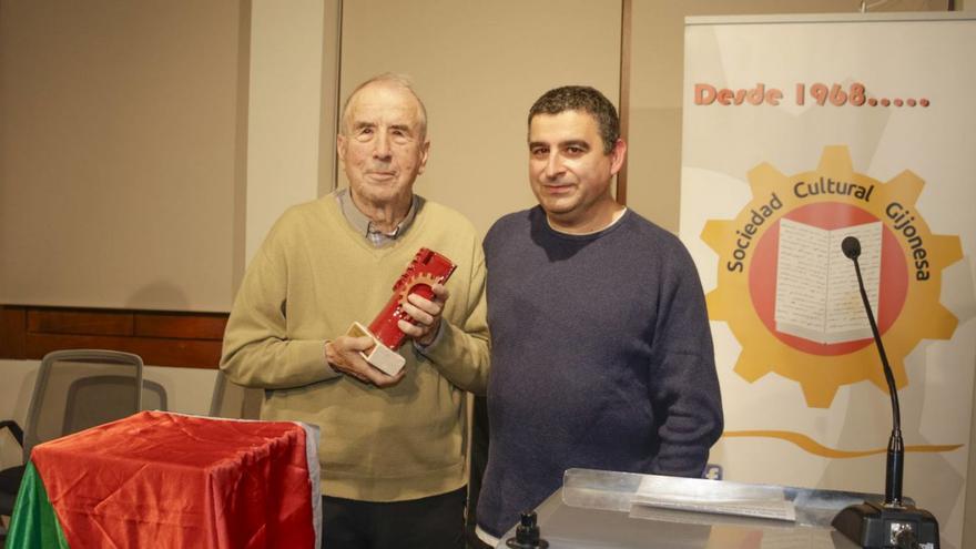 A la izquierda, Manuel García Fonseca, «El Polesu», con Pedro Roldán, ayer, al recibir el galardón. | LUCAS CID