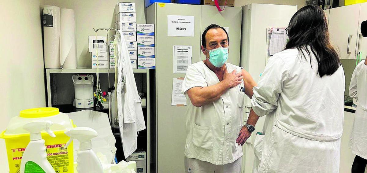 Un millar de sanitarios en la 'primera línea' contra el coronavirus se ponen la vacuna