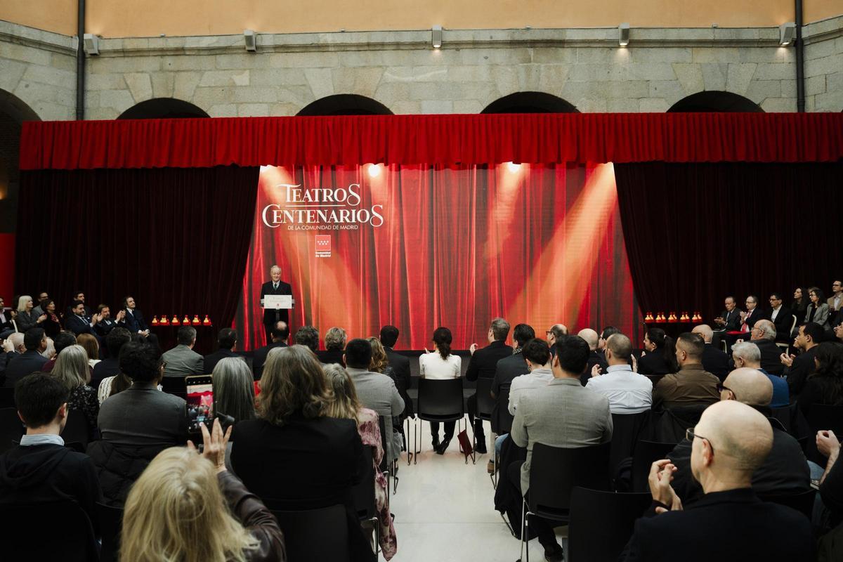 La presidenta de la Comunidad de Madrid, Isabel Díaz Ayuso (c), durante el acto homenaje a los 21 teatros centenarios de la región, en la Real Casa de Correos, a 27 de marzo de 2026, en Madrid (España).