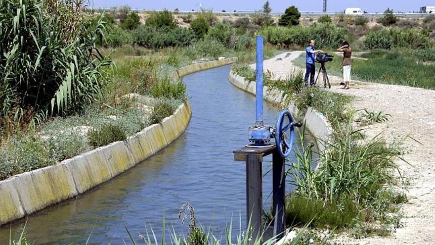 Vista del Canal de Piñana, en Lleida, en el que ha aparecido volcado, esta mañana, un turismo. En el vehículo se encontraban los cuerpos sin vida de tres personas, a los que los Mossos d´Esquadra todavía no han conseguido identificar. Las autoridades desconocen también, de momento, en qué lugar pudo producirse el siniestro.