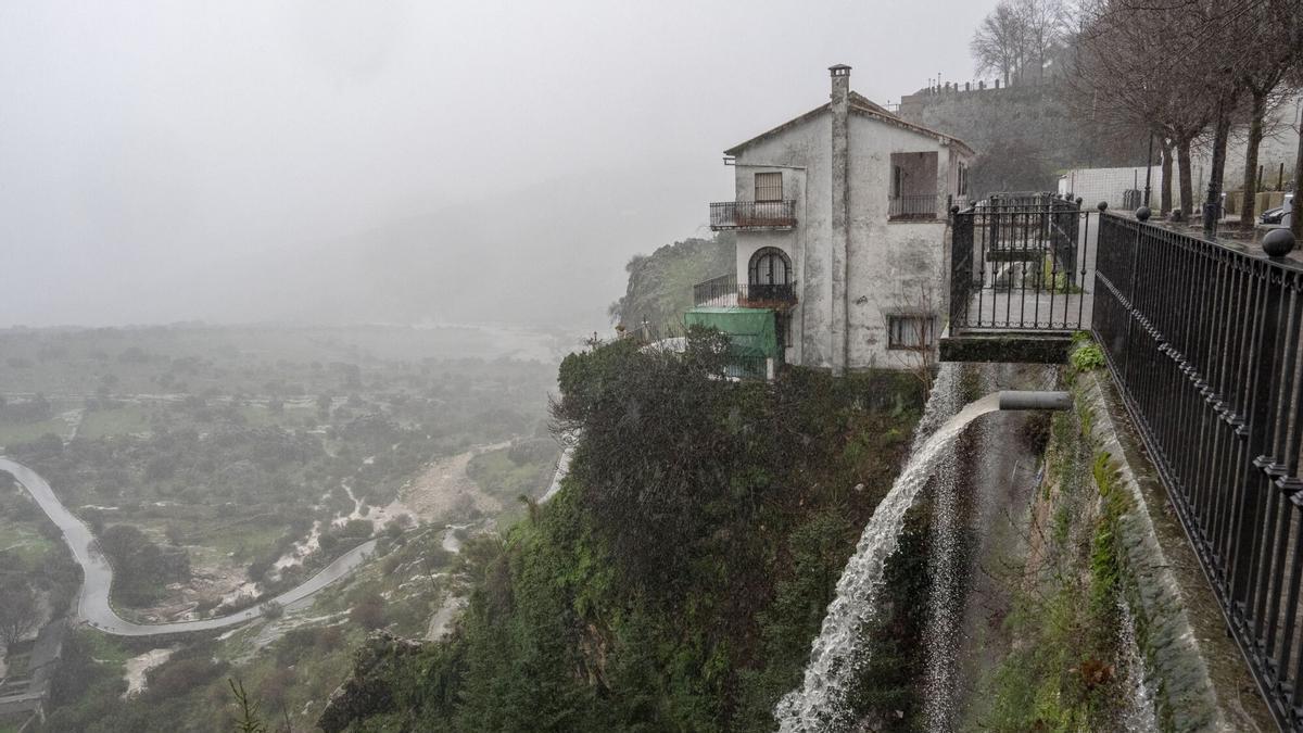 Vídeo | Guardia Civil y servicios de emergencia participan en el desalojo de vecinos de Grazalema