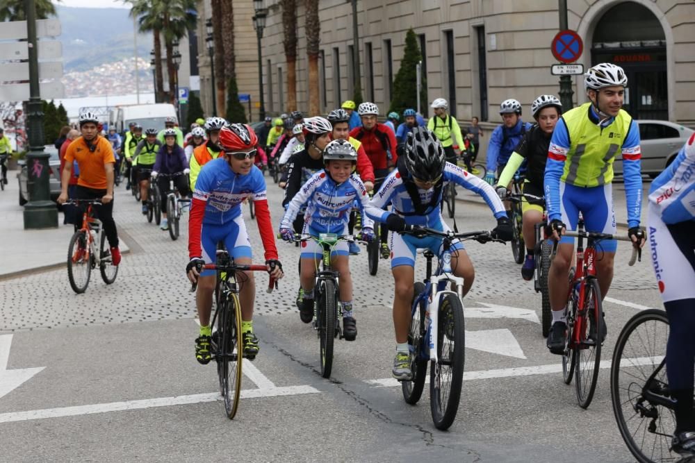 Decenas de ciclistas de todas las edades convergen en la ruta ''Bicis na primavera'' para disfrutar de un recorrido de varios kilómetros por Vigo.