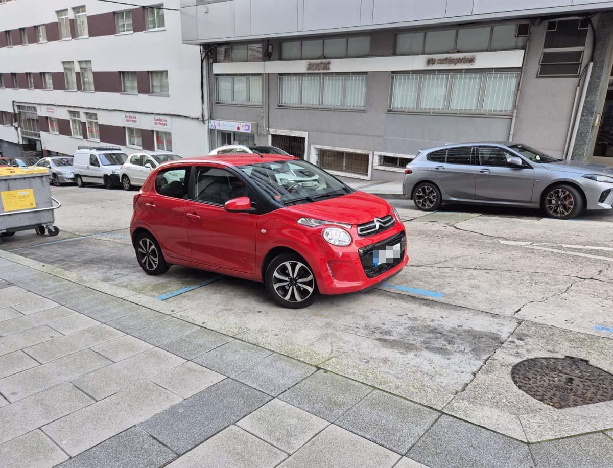 Si no lo leo no lo creo: Mil maneras de aparcar mal en A Coruña.