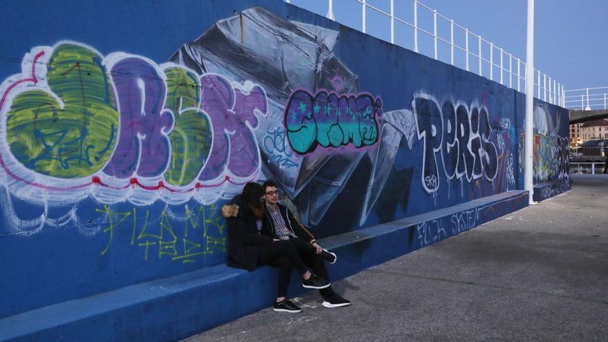 El vandalismo acecha al arte urbano en Gijón
