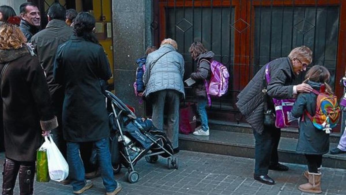 Salida de alumnos de la escuela Lestonnac de la calle de Pau Claris, ayer.