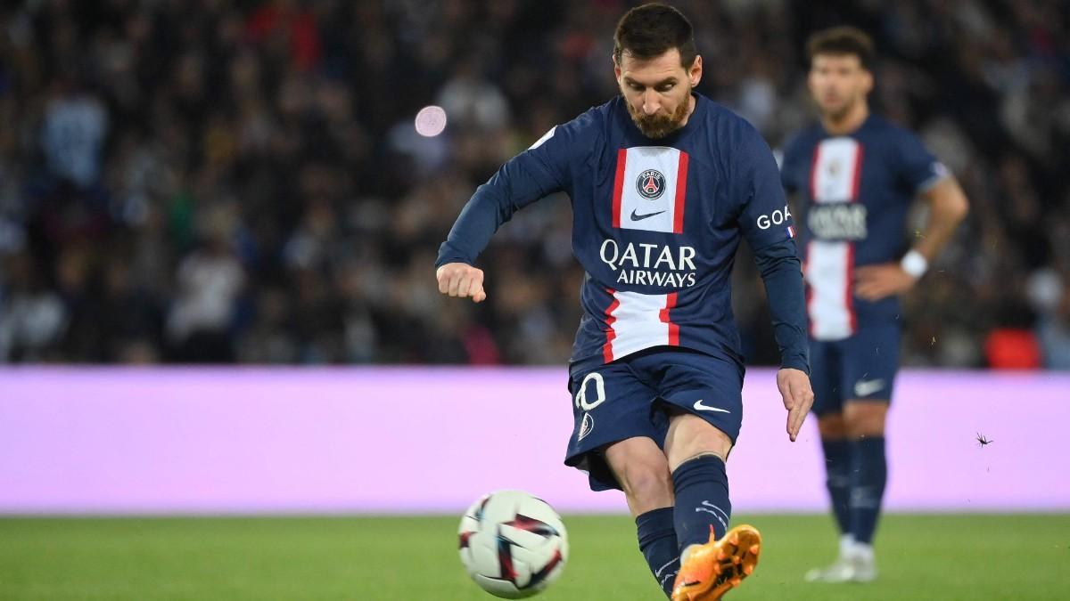 Leo Messi sirviendo una falta durante el partido entre el PSG y el Ajaccio