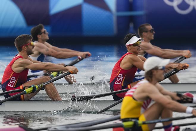 Dennis Carracedo y Caetano Xose Horta Pombo compiten en remo Doble par ligero masculino en los Juegos Olímpicos París 2024.