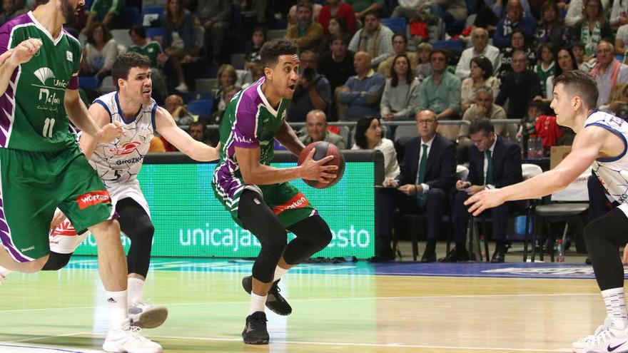 Roberts, botando el balón.