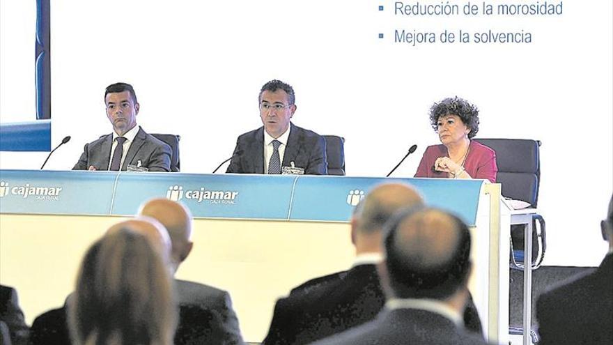 Cajamar concede un 32% más de créditos y recorta la morosidad