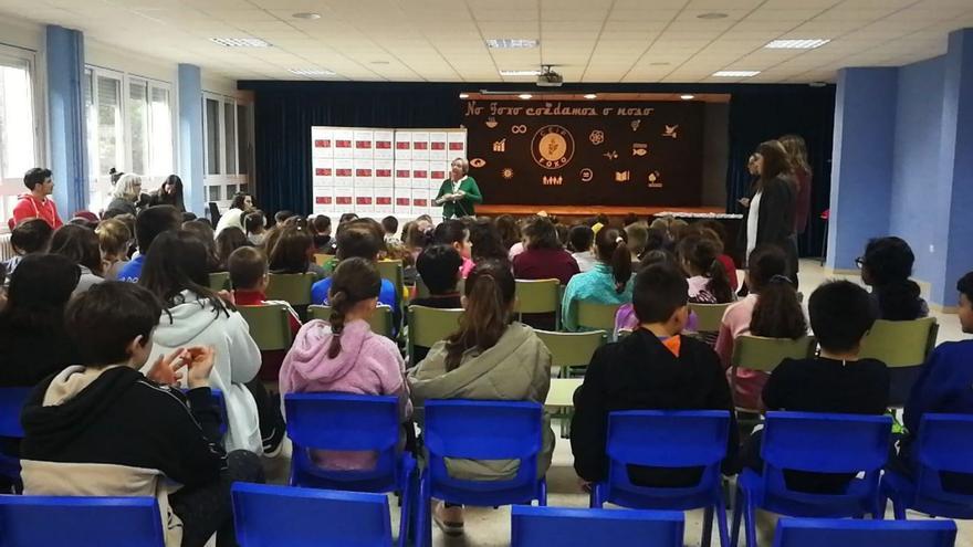 El alumnado del CEIP de O Foxo acude a la presentación de la campaña en el salón de actos.