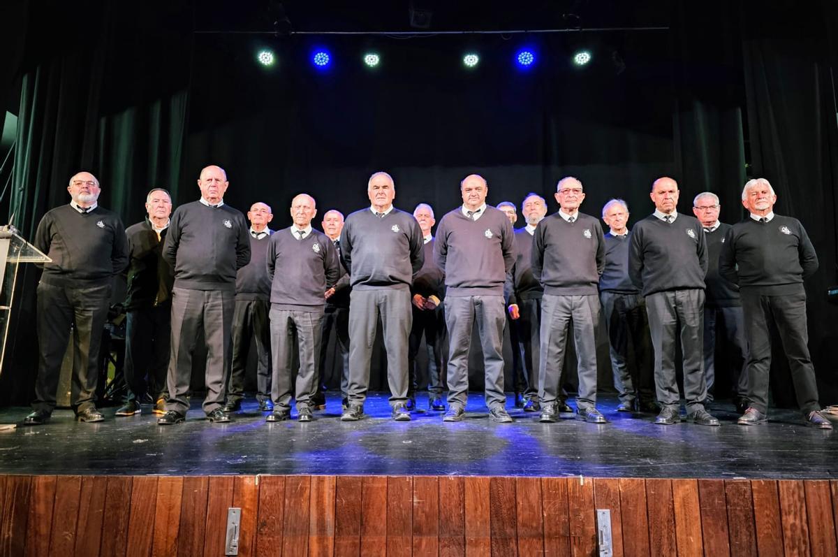 El Coro San Roque de Lastres, ayer, en el teatro Riera de Villaviciosa para participar en el homenaje a Gabriel González Tuya.