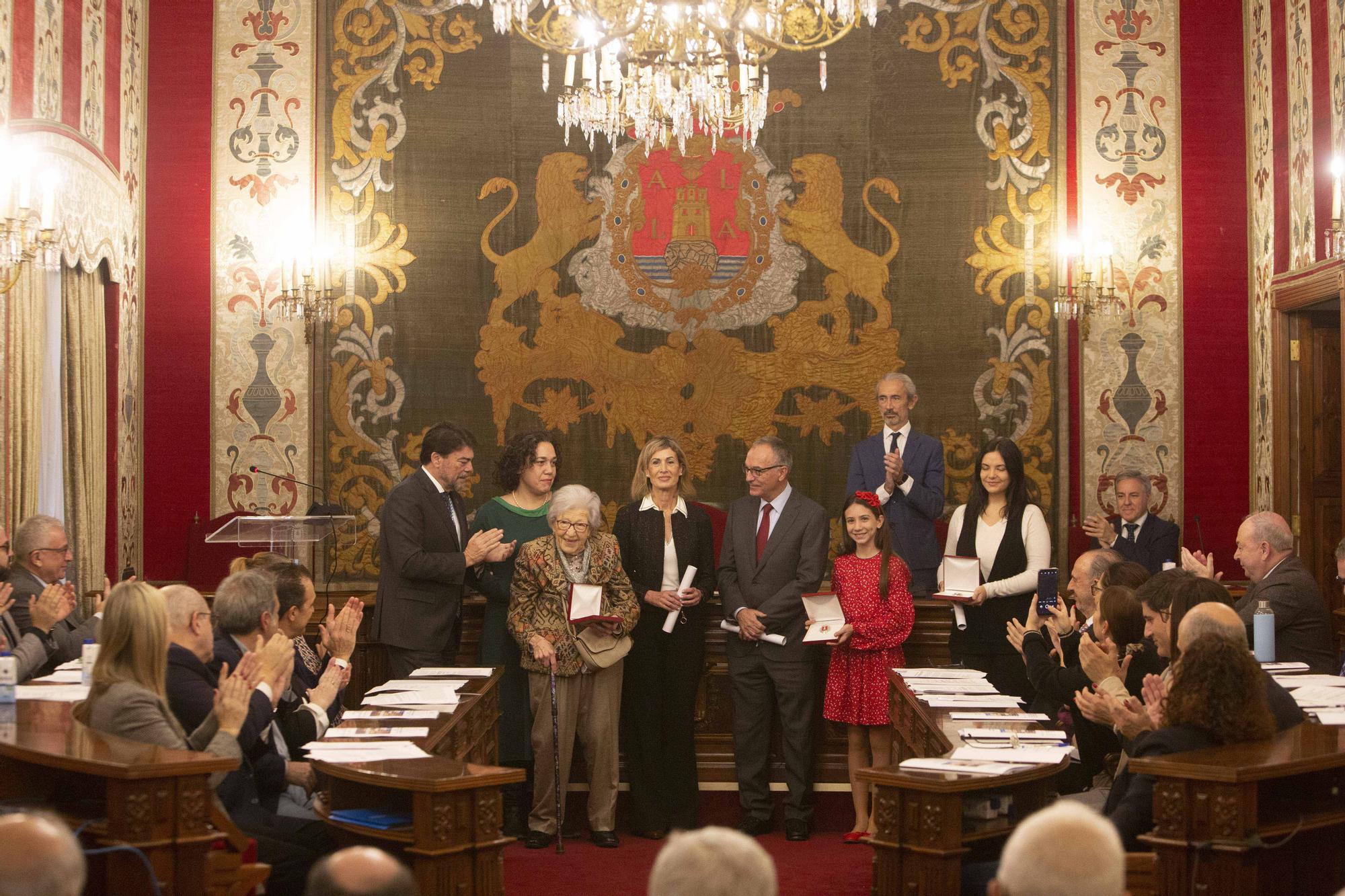 Balmis, la Policía Local, el IES Jorge Juan y la ciudadanía reciben la Medalla de Alicante