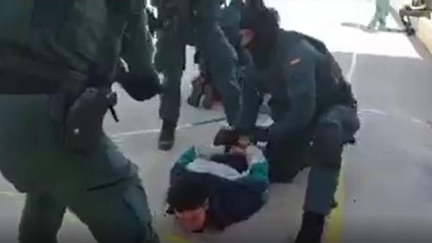 Momento en que la Guardia Civil detiene a los dos presuntos yihadistas en Las Lagunillas