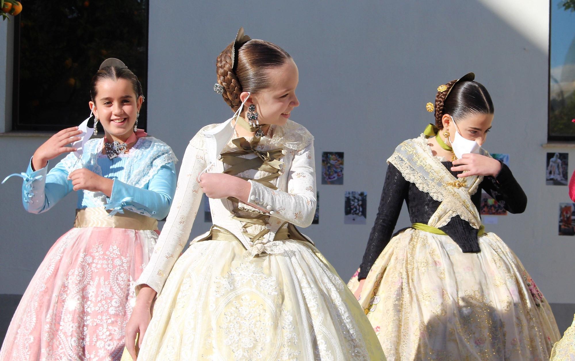 Falleras mayores y cortes recuperan el moño único... y unos segundos sin mascarilla