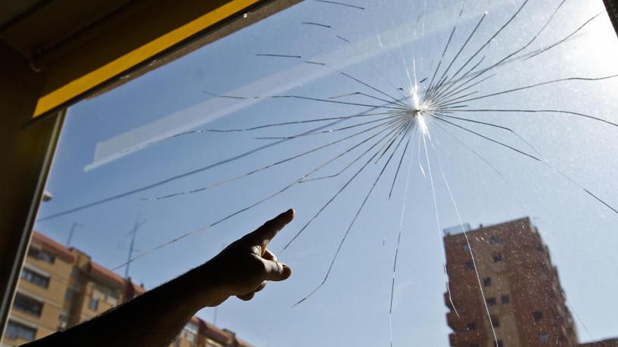 Cristal blindado de la Gran Mezquita, con la rotura provocada por las piedras lanzadas.