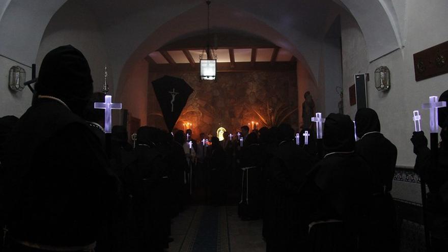 Hermanos de la cofradía en una de sus salidas procesionales.